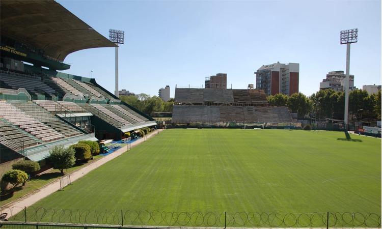 Renovación en el campo de juego del Estadio