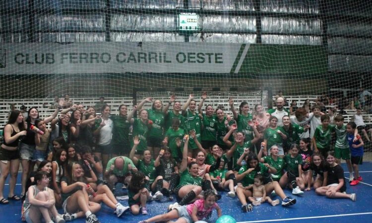 EL HANDBALL FEMENINO SALIÓ CAMPEÓN