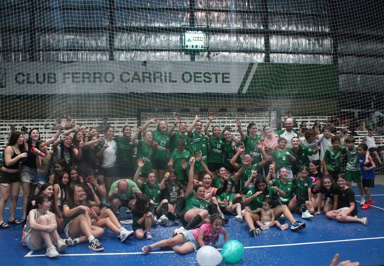 EL HANDBALL FEMENINO SALIÓ CAMPEÓN