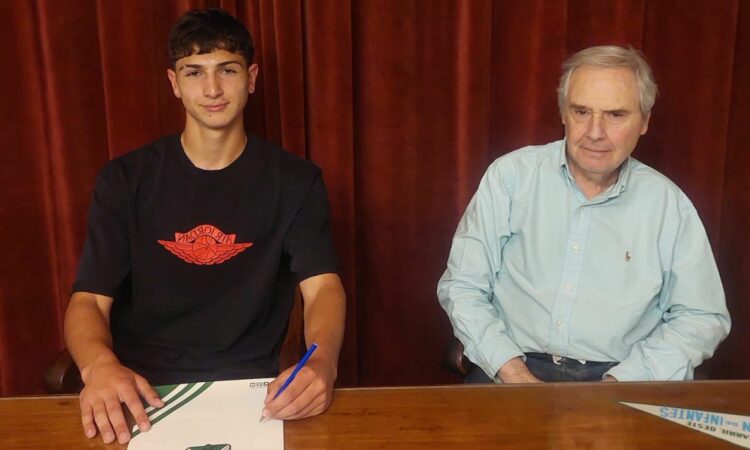 FELIPE OBRADOVICH FIRMÓ SU PRIMER CONTRATO PROFESIONAL